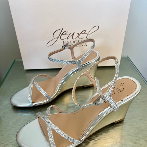 BAGLEY MISCHKA EMBELLISHED SILVER ANKLE STRAP WEDGE SANDALS SIZE 7.5 NEVER WORN - Picture 4 of 6